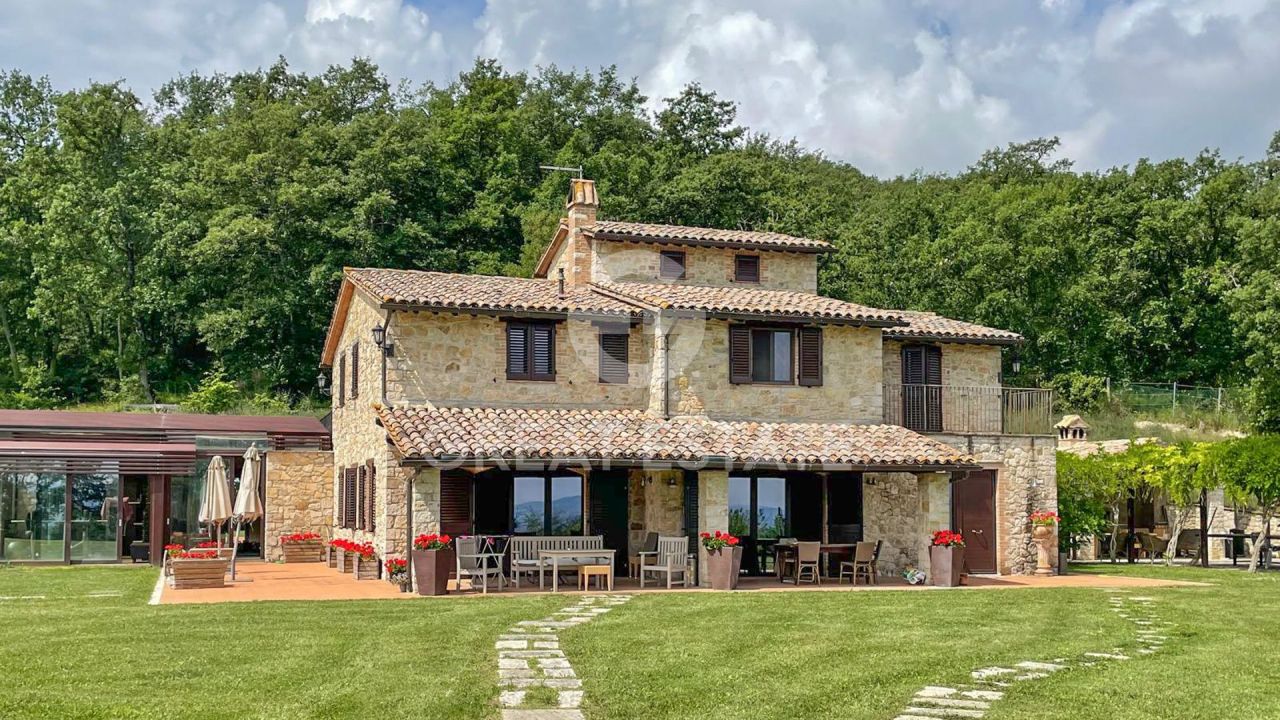 Дом в Тоди, Италия, 334.2 м² - фото 1