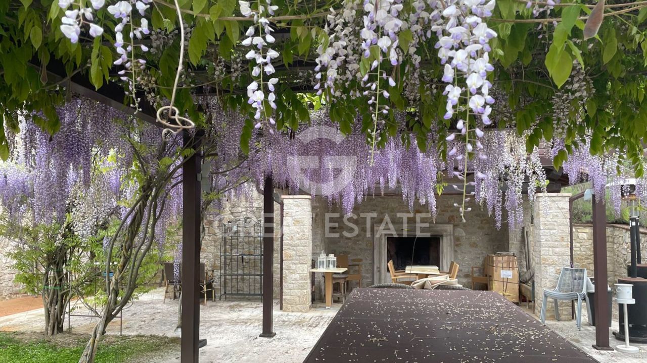 Дом в Тоди, Италия, 334.2 м² - фото 2