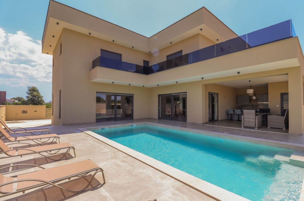 Дом в Пуле, Хорватия, 350 м² - фото 1