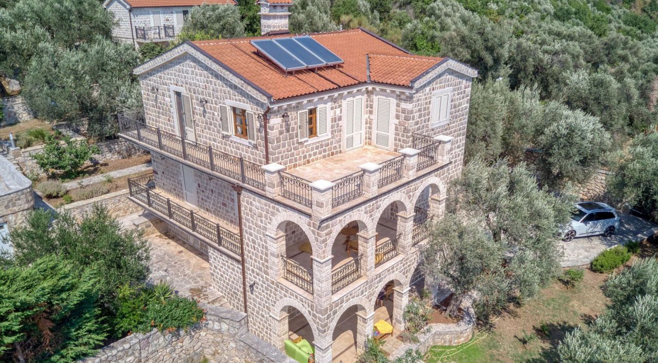 Вилла в Режевичах, Черногория, 480 м² - фото 1