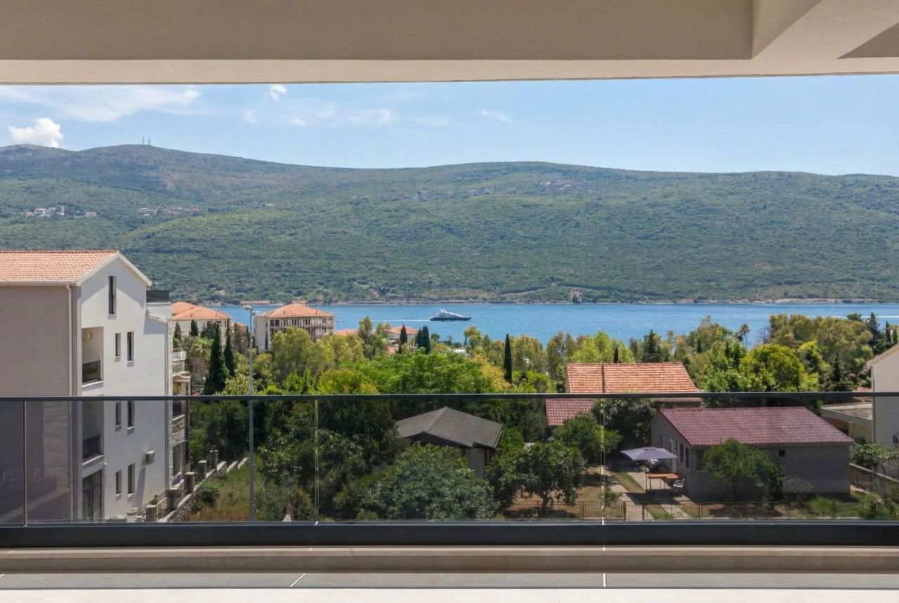 Квартира в Херцег-Нови, Черногория, 100 м² - фото 1