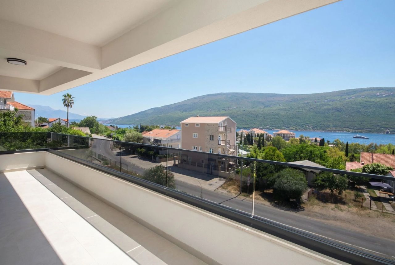 Квартира в Херцег-Нови, Черногория, 100 м² - фото 2