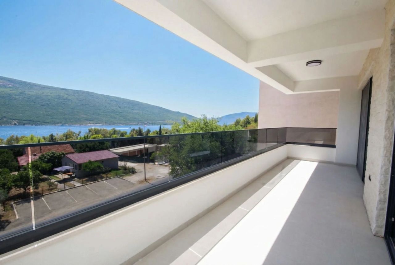 Квартира в Херцег-Нови, Черногория, 100 м² - фото 3