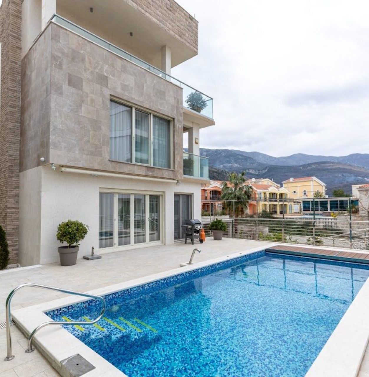 Вилла в Бечичи, Черногория, 400 м² - фото 1