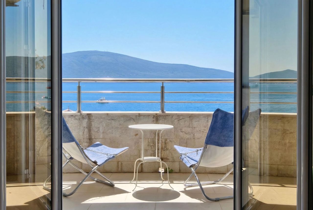 Квартира в Тивате, Черногория, 90 м² - фото 1