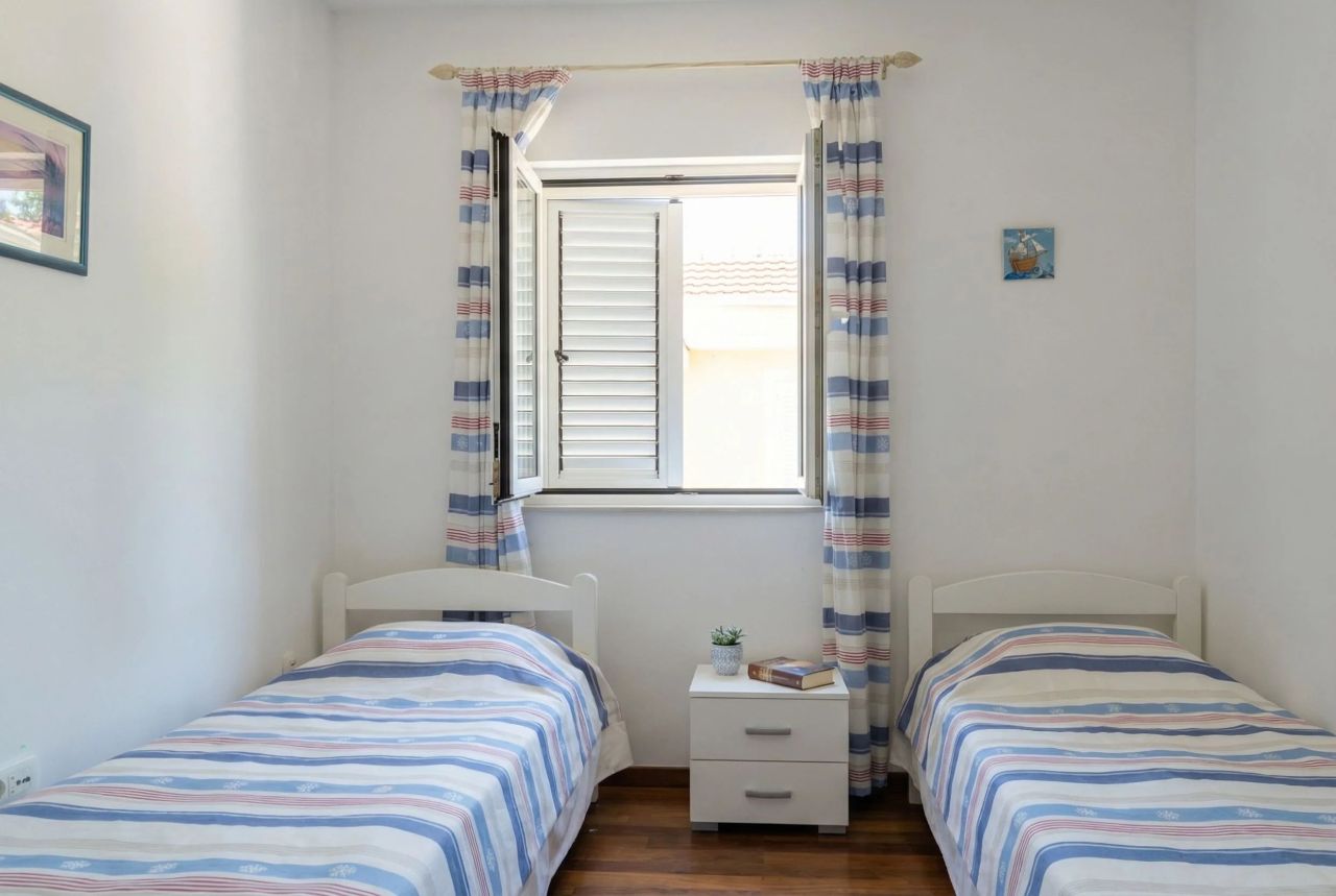 Квартира в Тивате, Черногория, 90 м² - фото 14