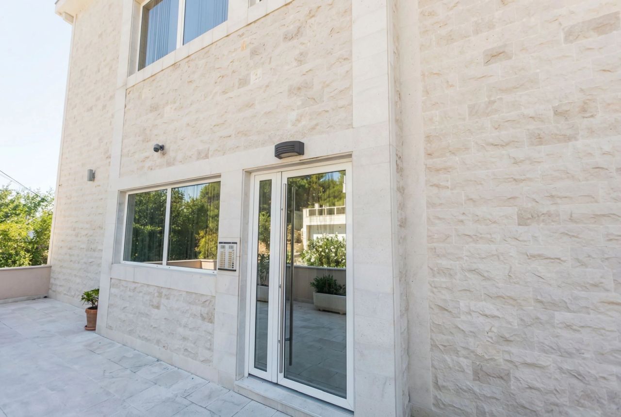 Квартира в Тивате, Черногория, 90 м² - фото 17