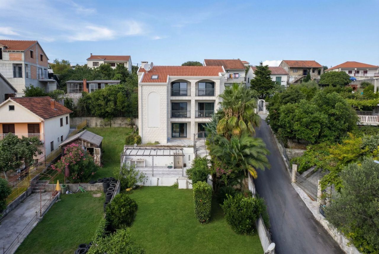 Дом в Херцег-Нови, Черногория, 269 м² - фото 1