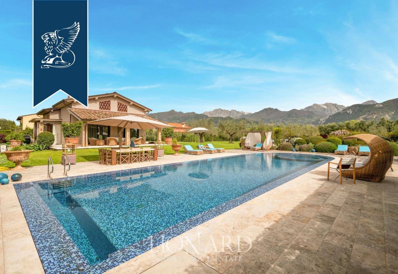 Вилла в Пьетрасанте, Италия, 450 м² - фото 1