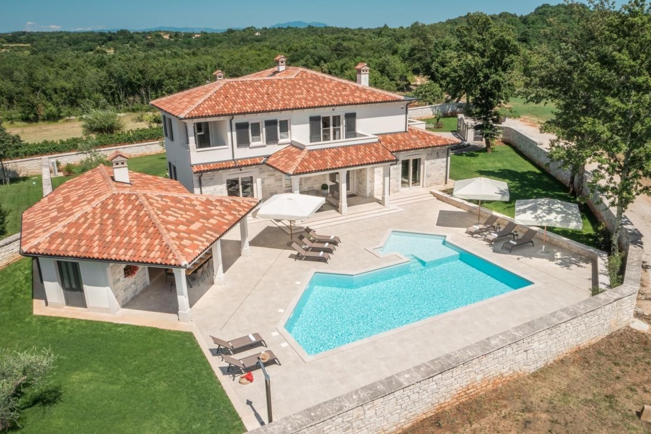 Вилла в Тиняне, Хорватия, 356 м² - фото 1