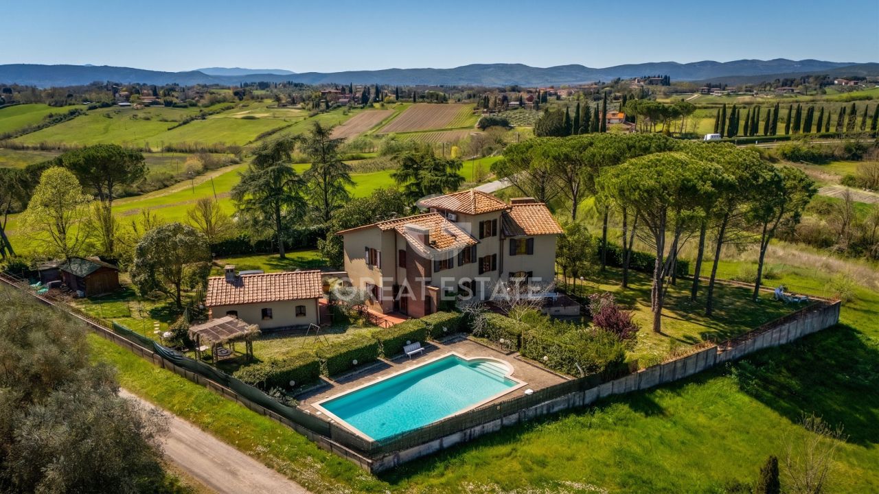 Вилла в Сиене, Италия, 433 м² - фото 1