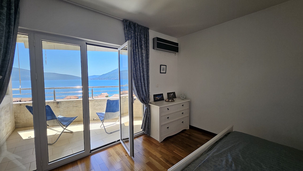 Квартира в Тивате, Черногория, 90 м² - фото 1