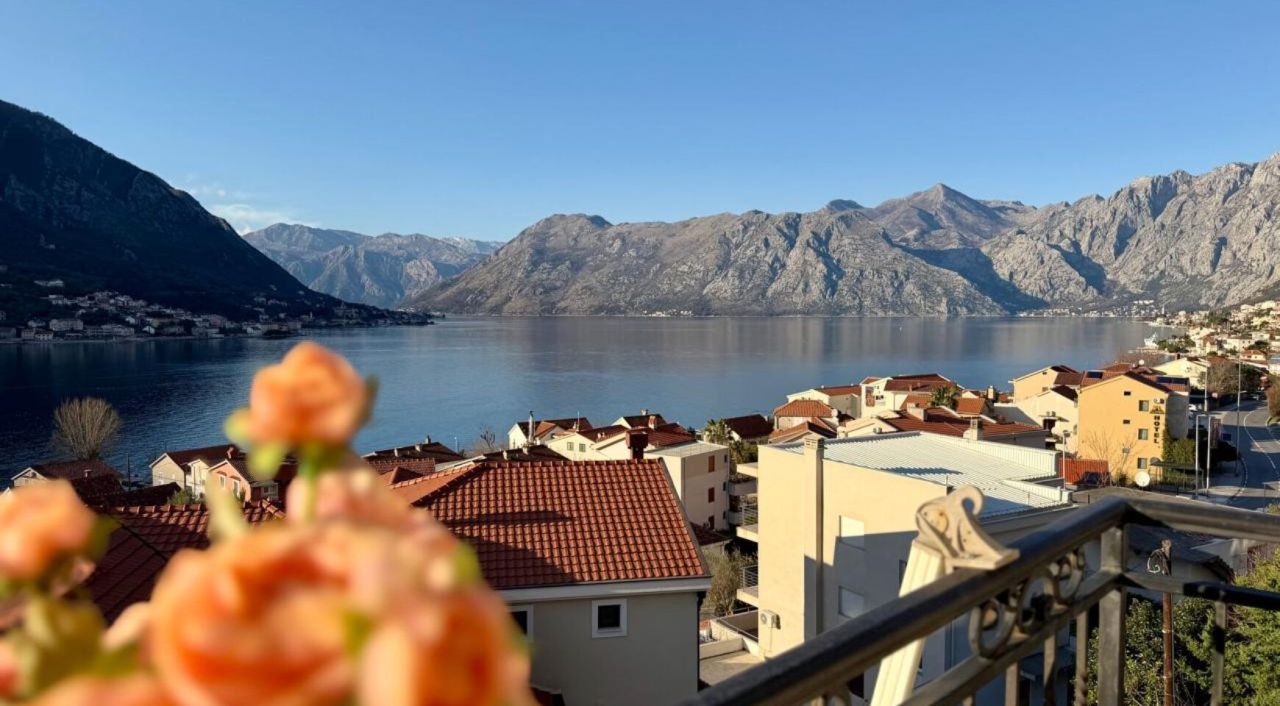 Квартира в Доброте, Черногория, 90 м² - фото 1