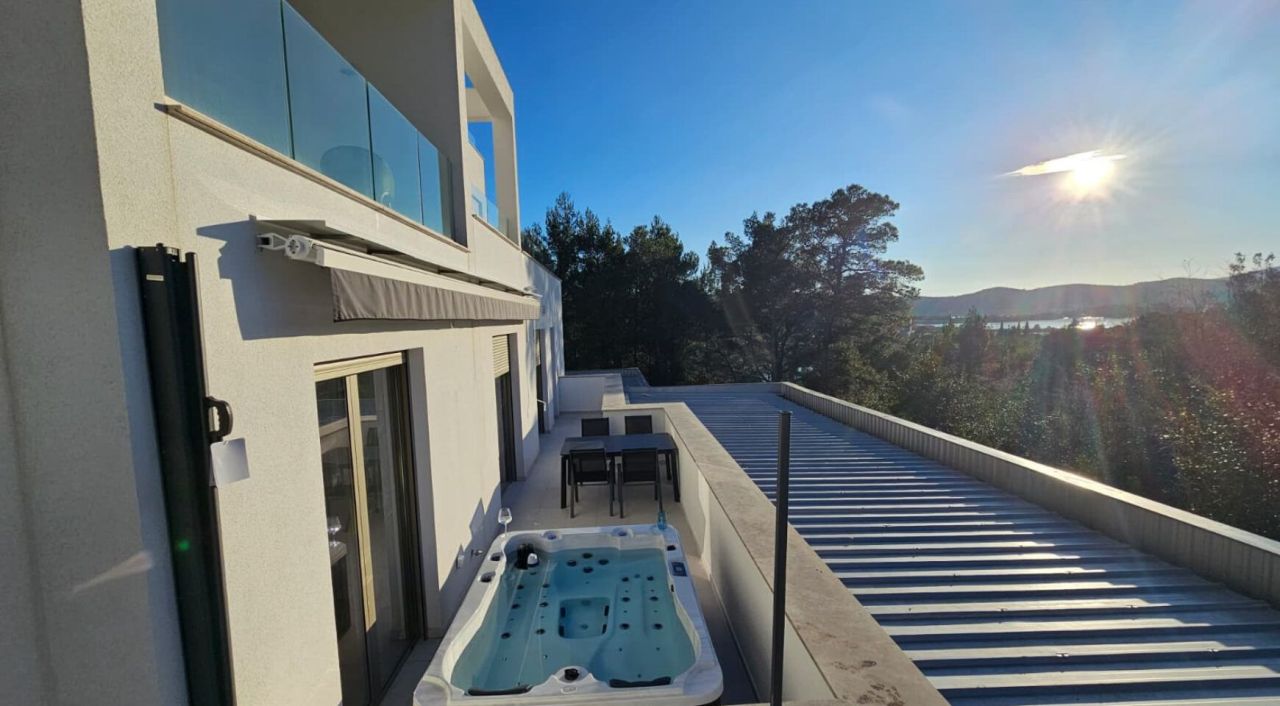 Квартира в Тивате, Черногория, 117 м² - фото 1