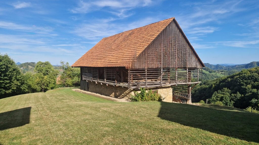 Ферма в Шентюре, Словения, 40 000 м² - фото 2