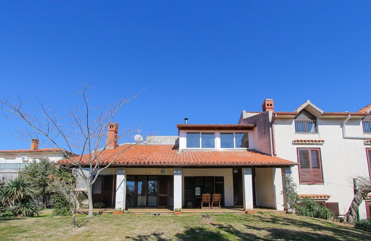 Дом в Лижняне, Хорватия, 350 м² - фото 1