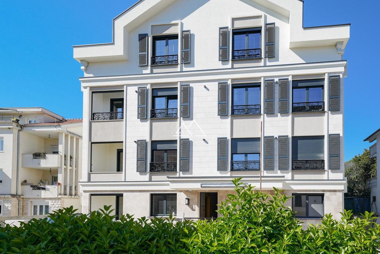 Апартаменты в Тивате, Черногория, 96 м² - фото 1