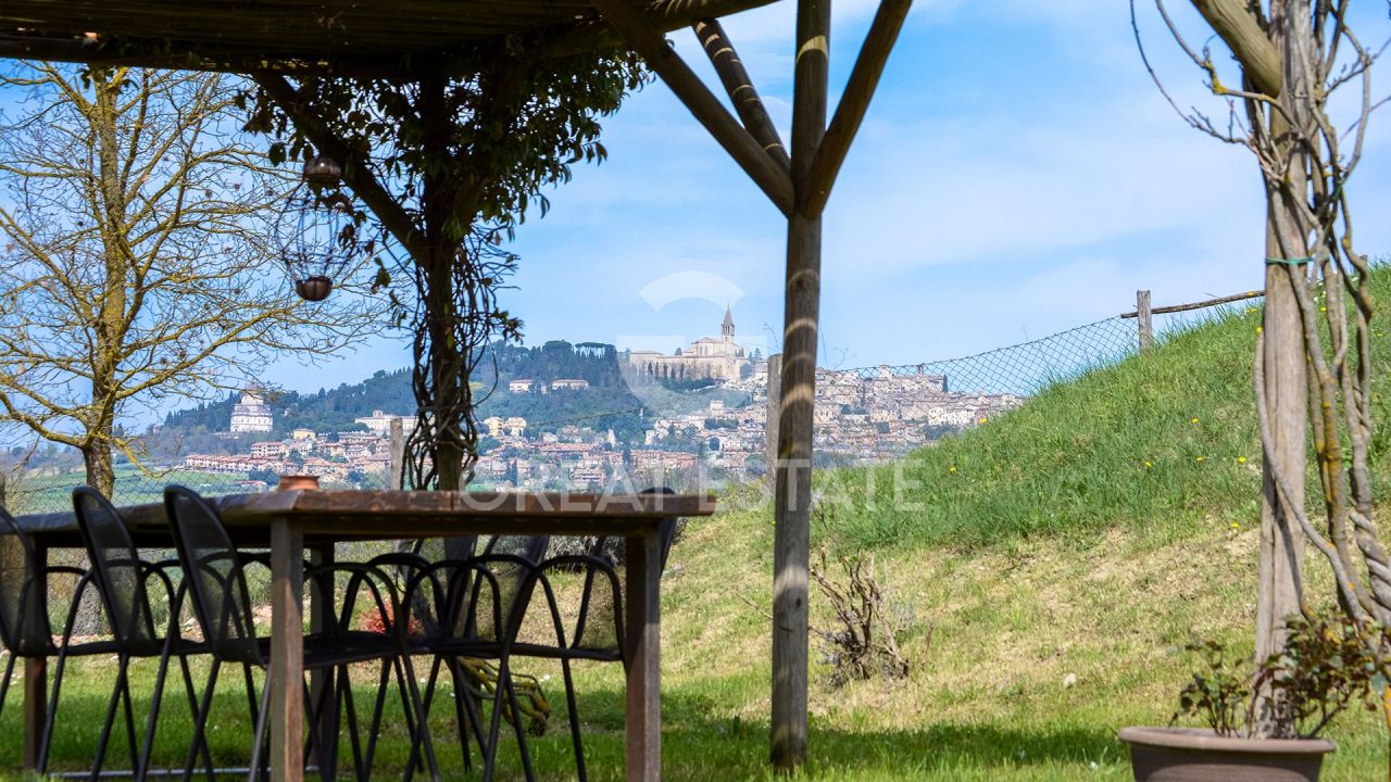 Дом в Тоди, Италия, 258 м² - фото 2