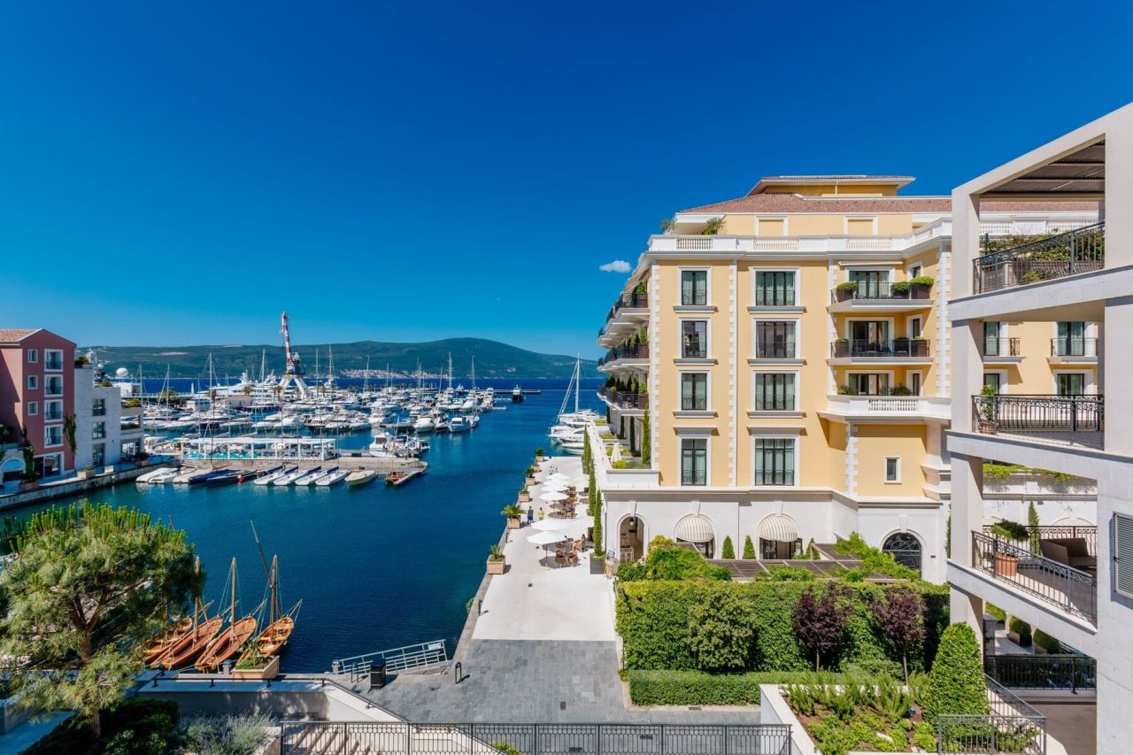 Апартаменты в Тивате, Черногория, 240 м² - фото 1