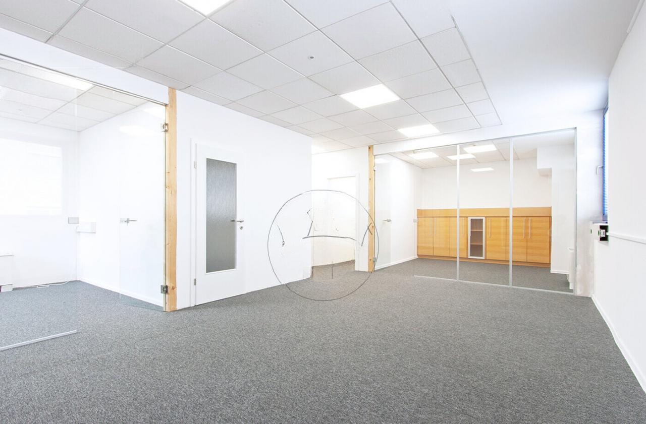 Офис в Любляне, Словения, 2 000 м² - фото 1