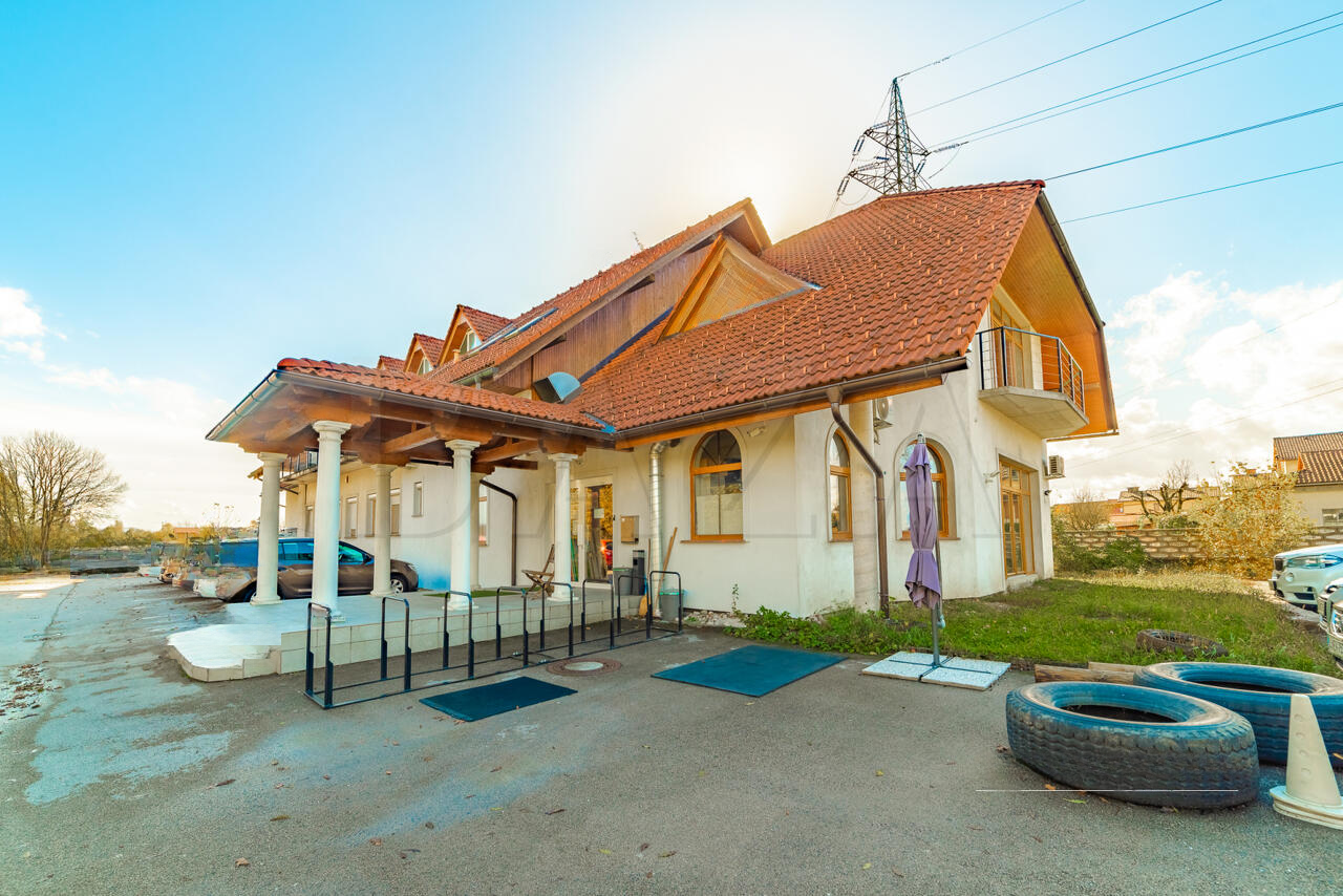 Офис в Любляне, Словения, 1 041 м² - фото 1