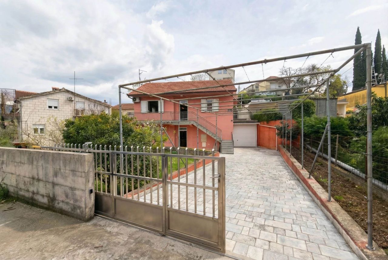 Дом в Херцег-Нови, Черногория, 265 м² - фото 1