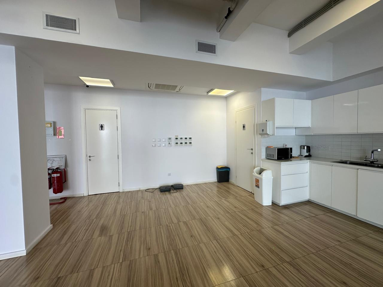 Магазин в Айос-Атанасиосе, Кипр, 715 м² - фото 13
