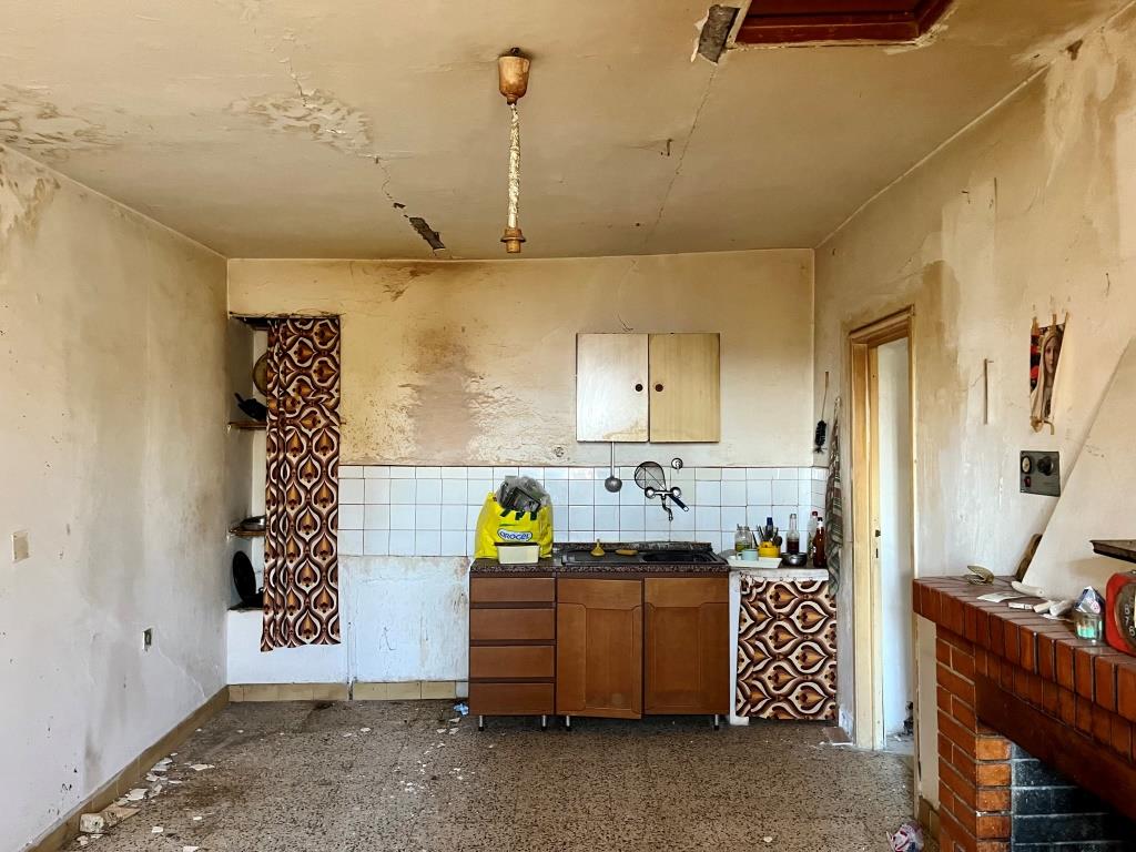 Дом под реконструкцию в Кастильоне-Мессер-Раймондо, Италия, 198 м² - фото 6
