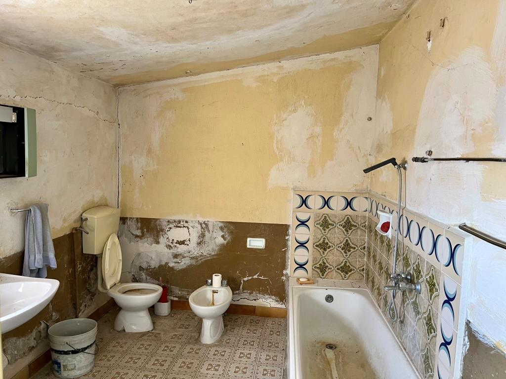 Дом под реконструкцию в Кастильоне-Мессер-Раймондо, Италия, 198 м² - фото 10