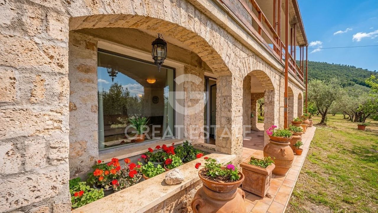 Дом в Треви, Италия, 269 м² - фото 2