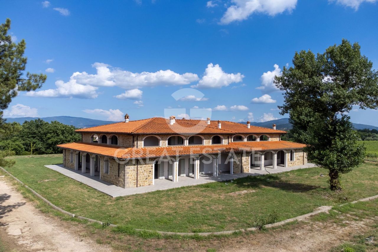 Дом в Ареццо, Италия, 925.6 м² - фото 1