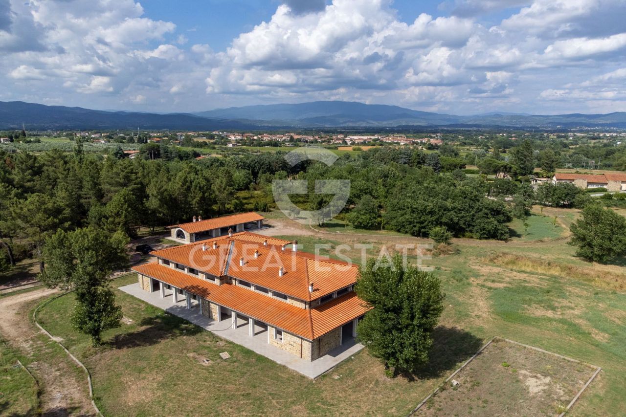 Дом в Ареццо, Италия, 925.6 м² - фото 2