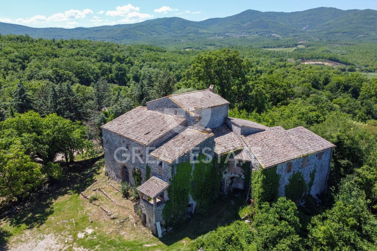 Замок Avigliano Umbro, Италия, 1 720 м² - фото 2