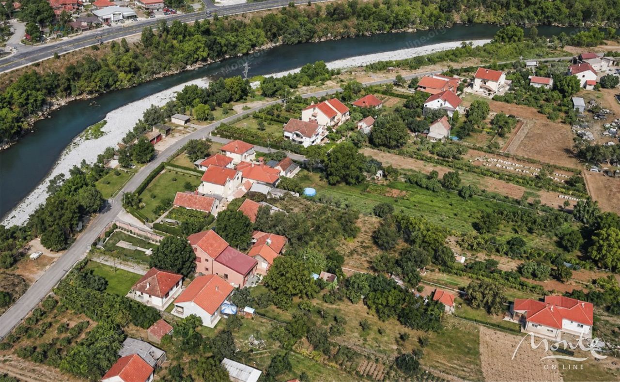 Земля в Подгорице, Черногория, 1 676 м² - фото 1