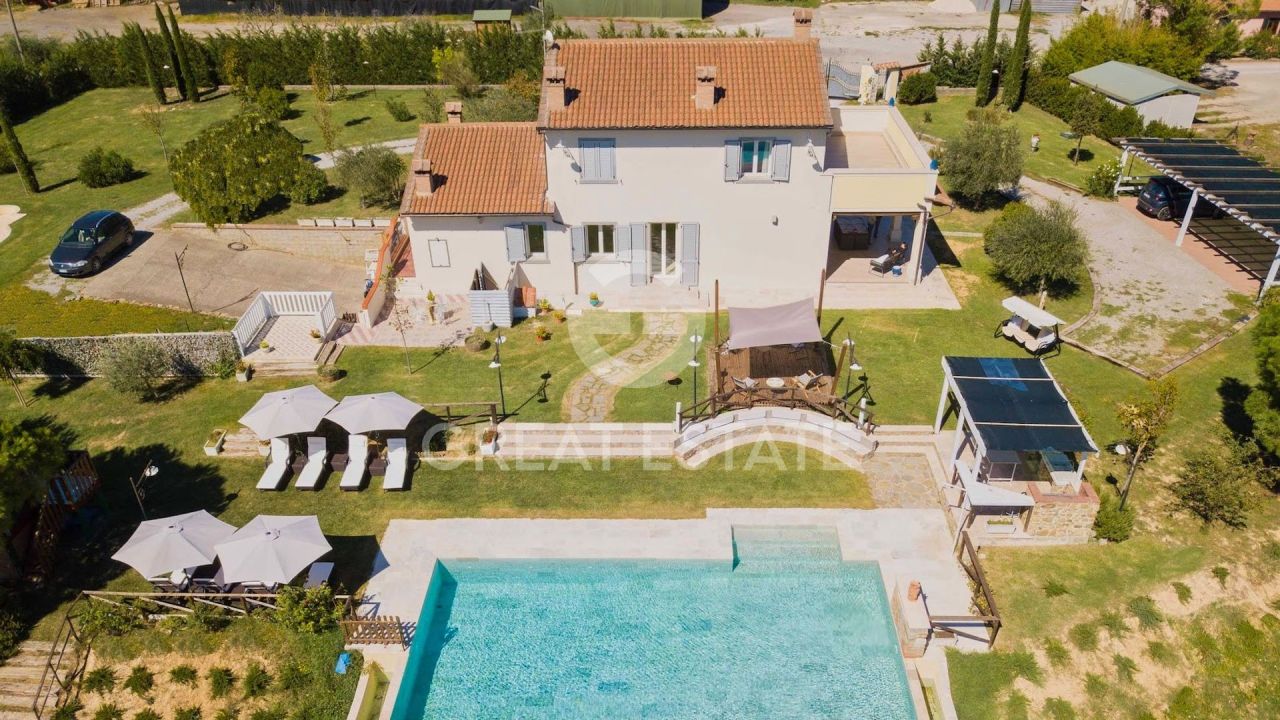 Дом в Кортоне, Италия, 298 м² - фото 1