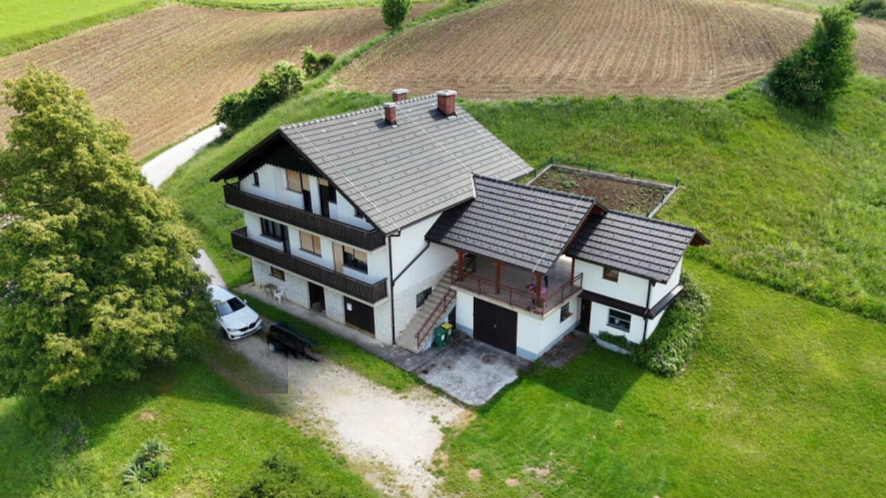 Ферма в Шмарье-при-Елшах, Словения, 80 000 м² - фото 1