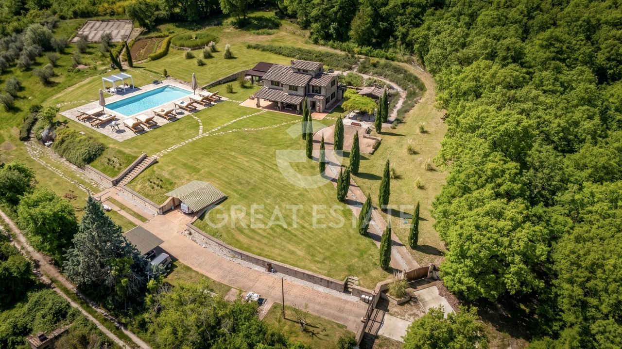 Дом в Тоди, Италия, 334.2 м² - фото 1