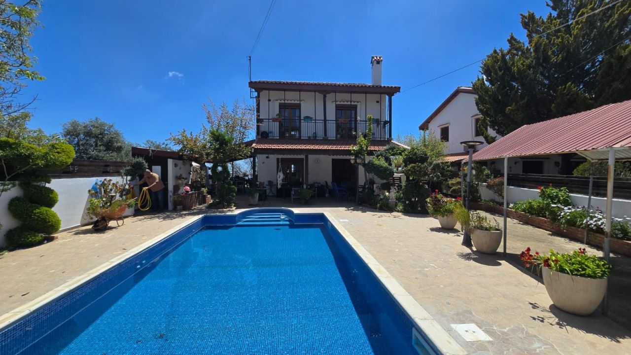 Дом в Лофу, Кипр, 360 м² - фото 1