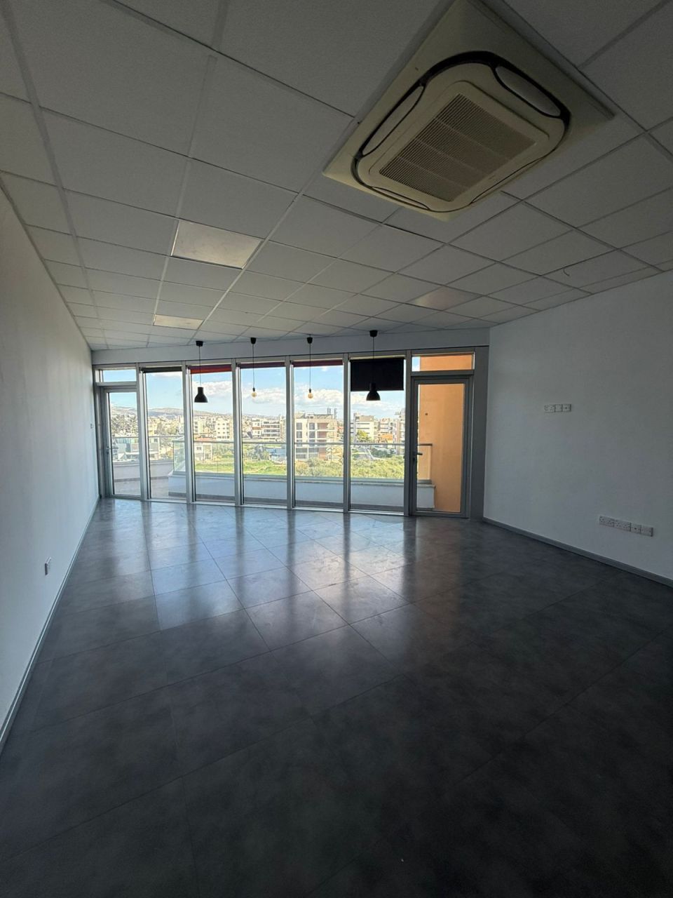 Офис в Айос-Атанасиосе, Кипр, 434 м² - фото 1