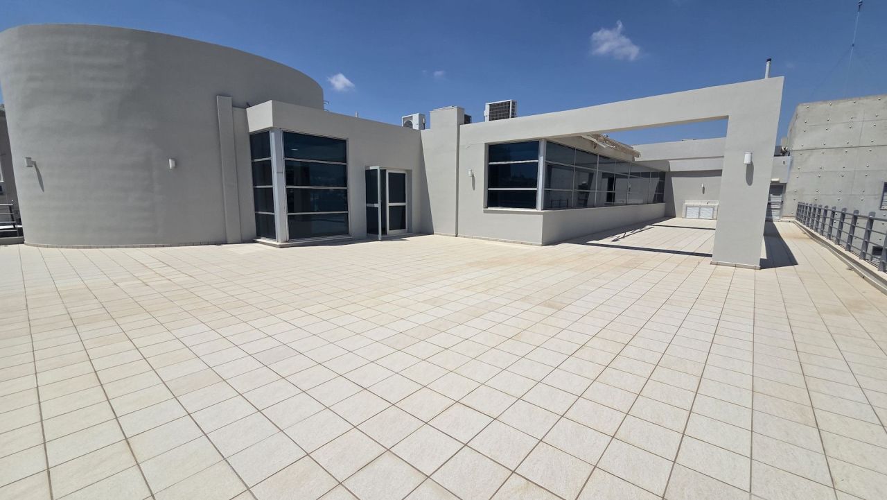 Офис в Айос-Атанасиосе, Кипр, 600 м² - фото 1