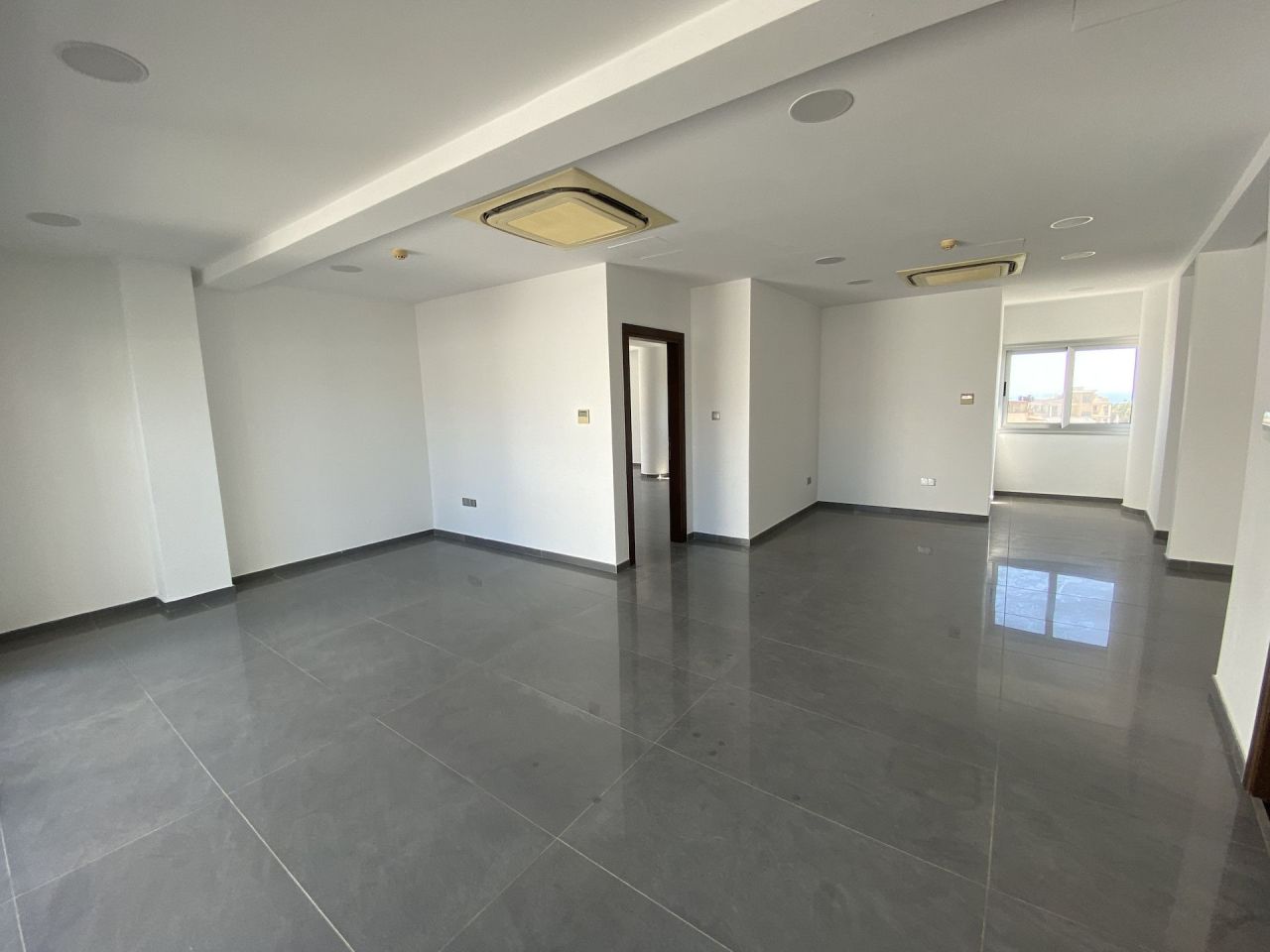 Офис в Пафосе, Кипр, 124 м² - фото 1