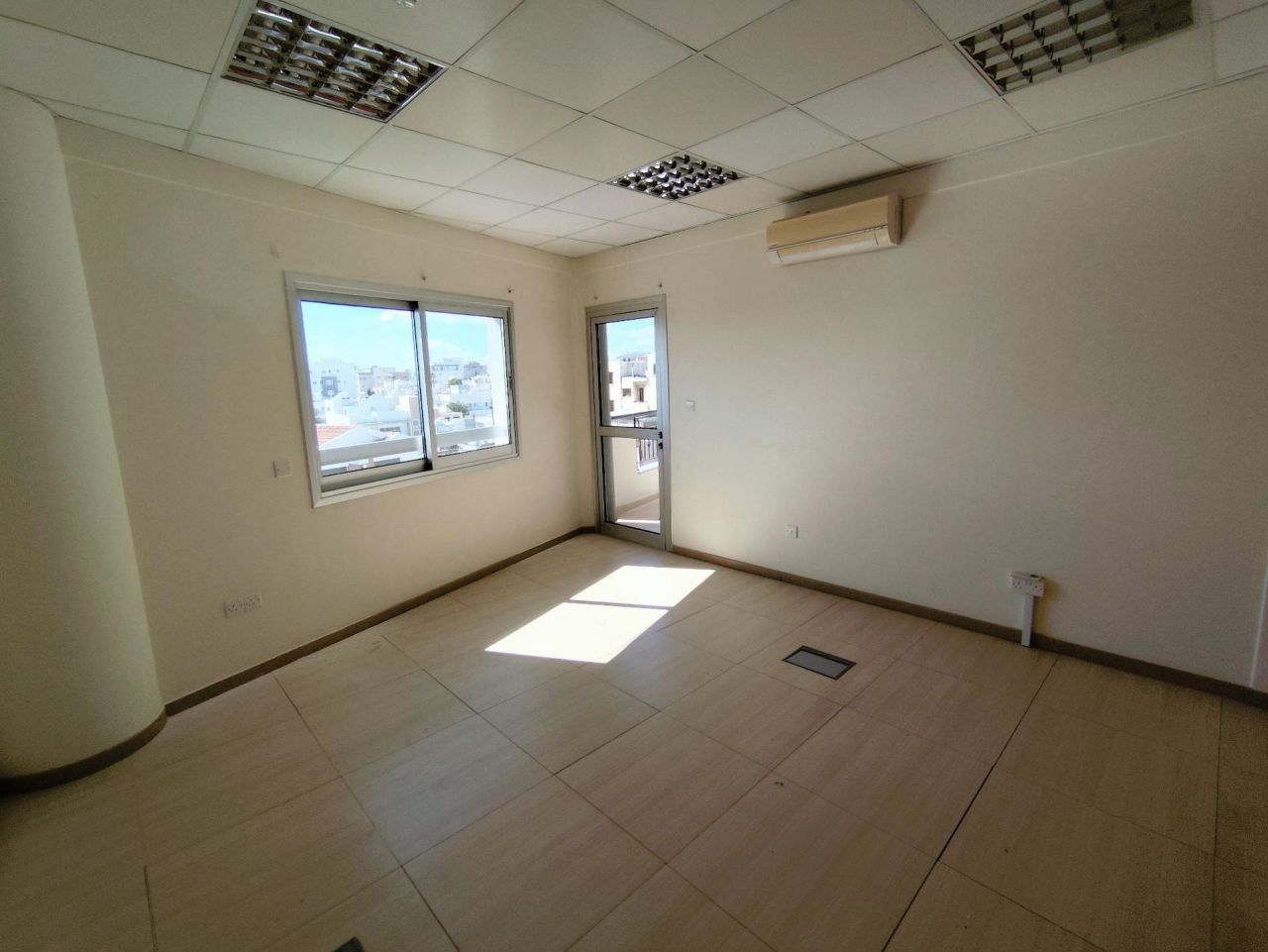 Офис в Меса-Йитонии, Кипр, 95 м² - фото 1