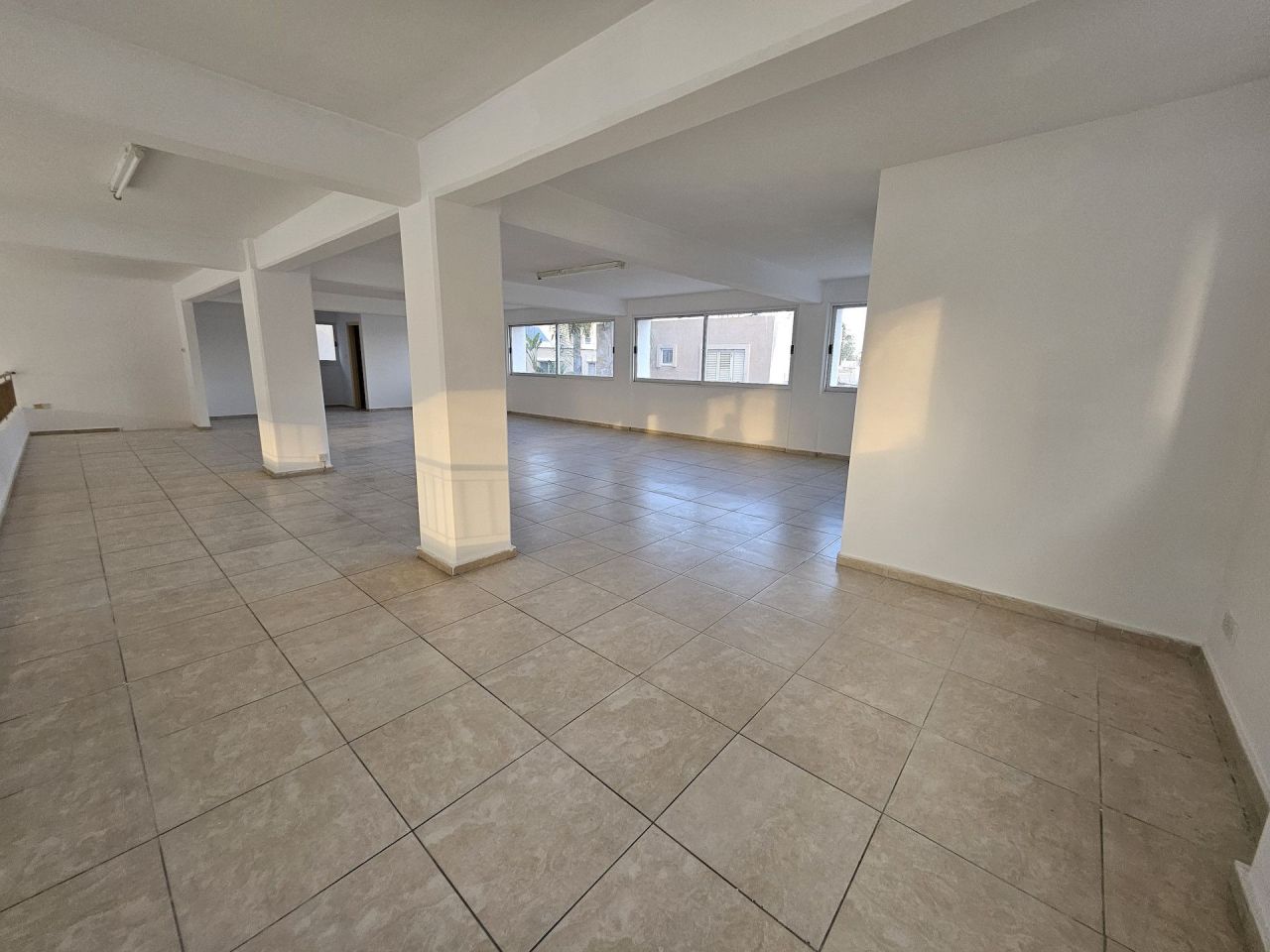 Магазин в Като-Полемидии, Кипр, 360 м² - фото 4