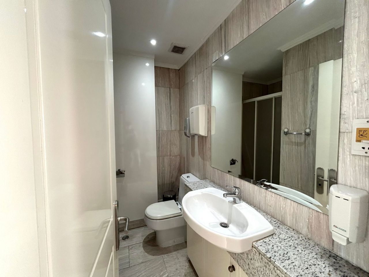 Офис в Айия-Триасе, Кипр, 200 м² - фото 11