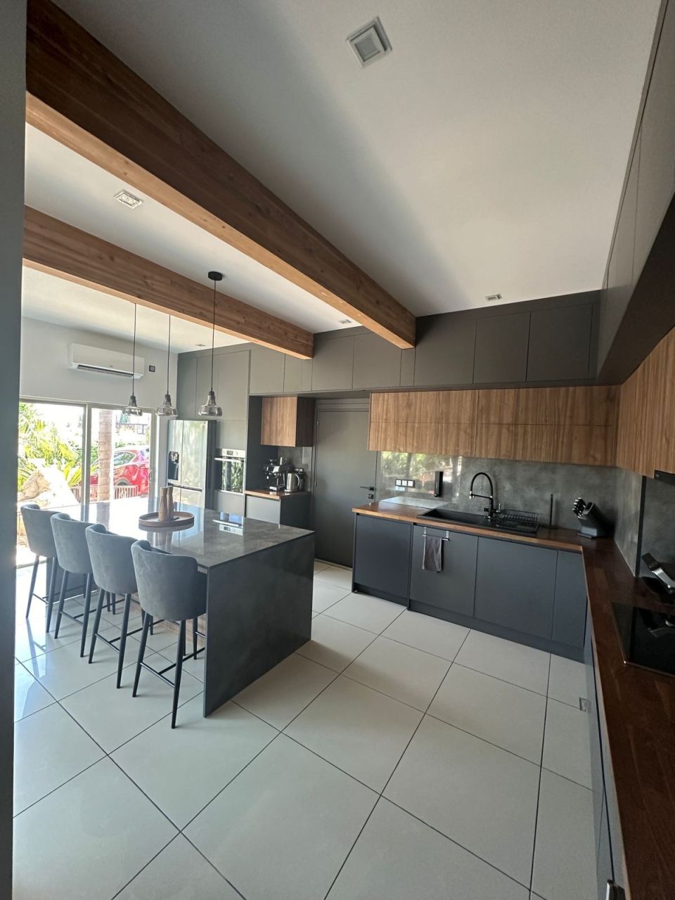 Купить виллу в Лимасоле, Кипр - цена 45 635 865 рублей, 220 м² – Prian.ru