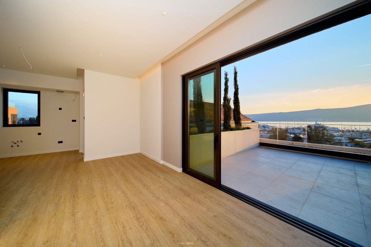 Апартаменты в Тивате, Черногория, 81 м² - фото 1