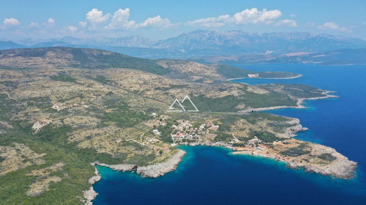 Земля на полуострове Луштица, Черногория, 3 757 м² - фото 1