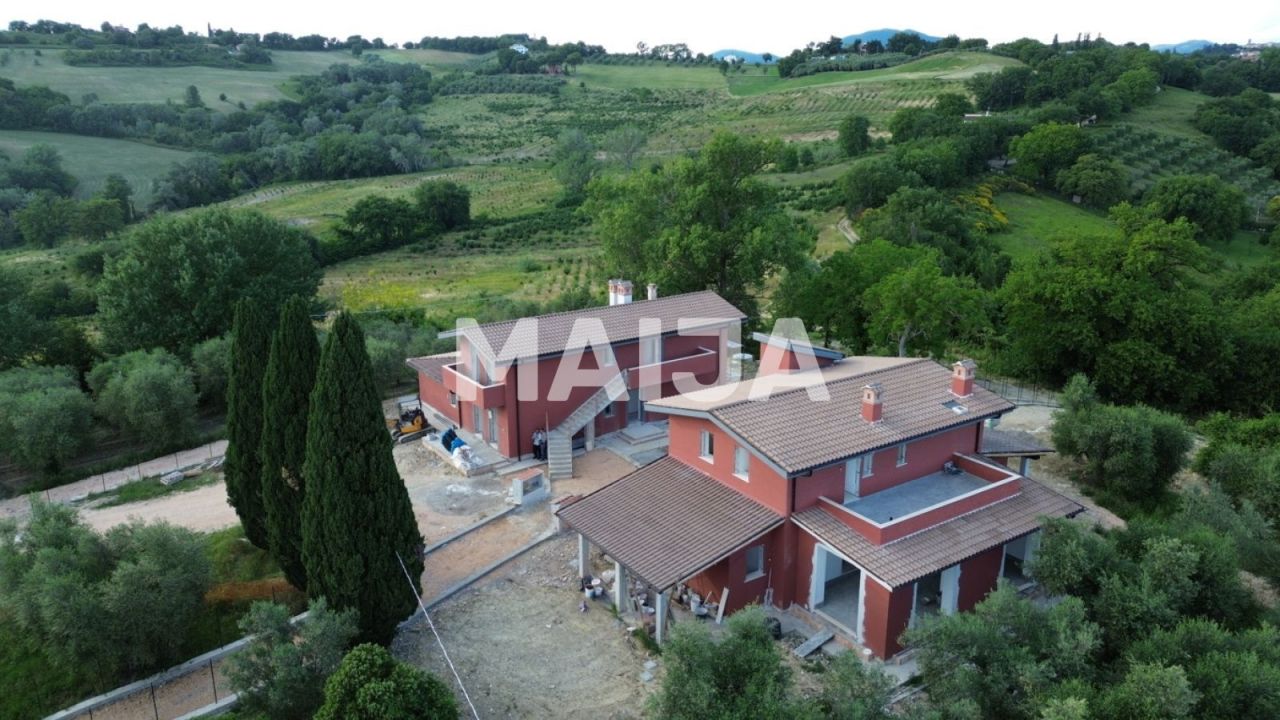 Дом в Риети, Италия, 215 м² - фото 1