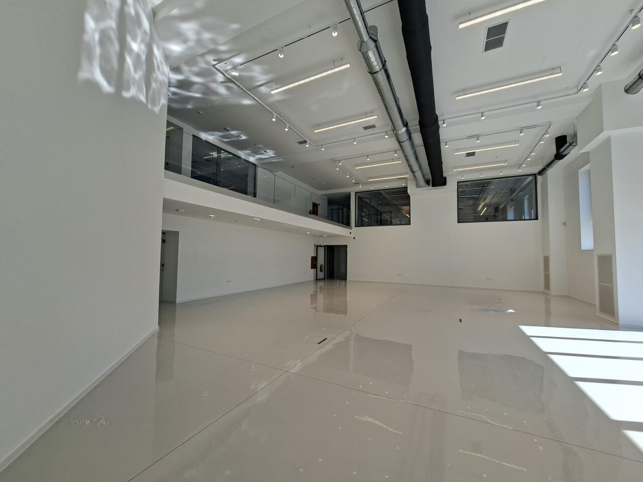 Офис в Любляне, Словения, 1 900 м² - фото 2