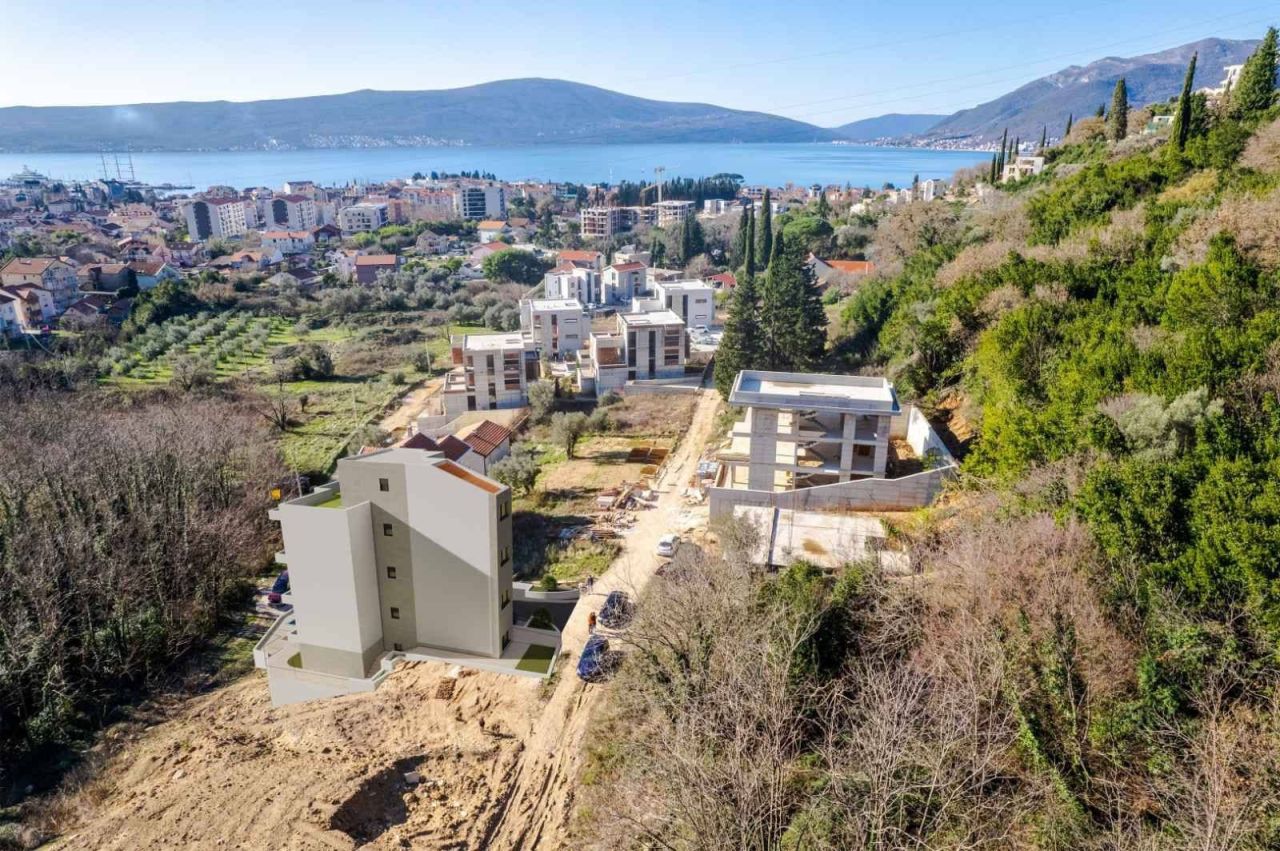 Квартира в Тивате, Черногория, 70 м² - фото 1